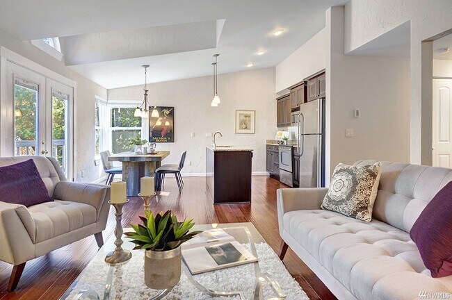 Was staged, but offered unfurnished. - 14715 SE 24th St