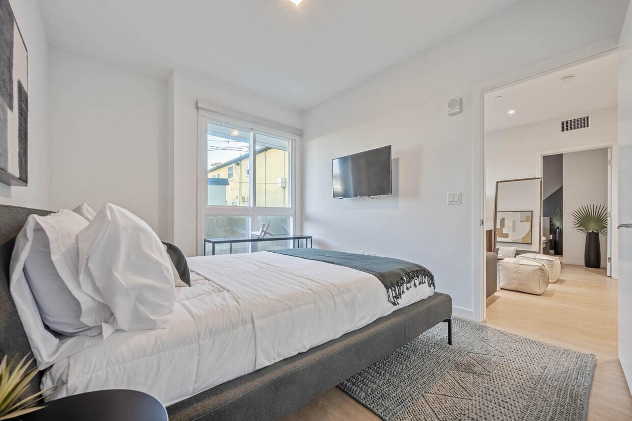 Foto principal - 5851 W 88th St