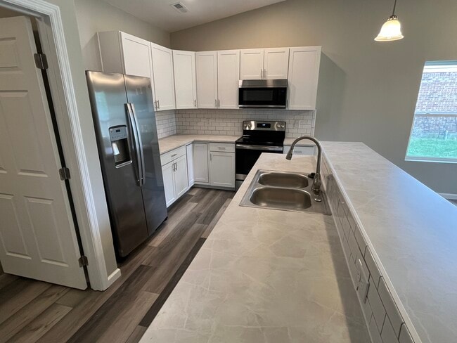 Building Photo - 118 Burgundy Dr