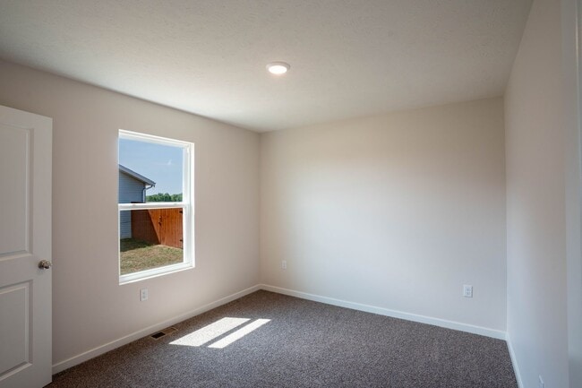 Building Photo - Beautiful newer 3 bed home with 3 car garage