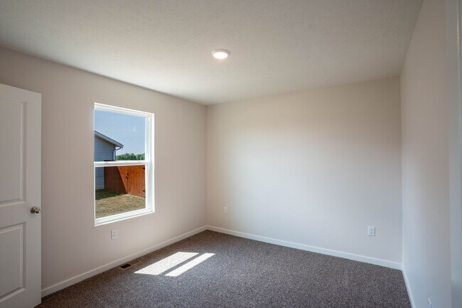 Foto del edificio - Beautiful newer 3 bed home with 3 car garage