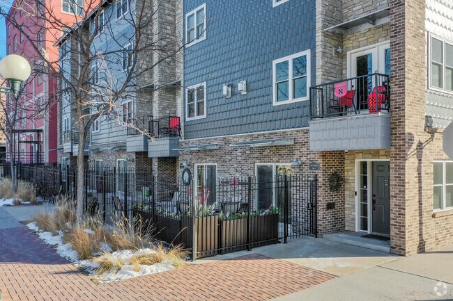 Building Photo - 330 N 7th St