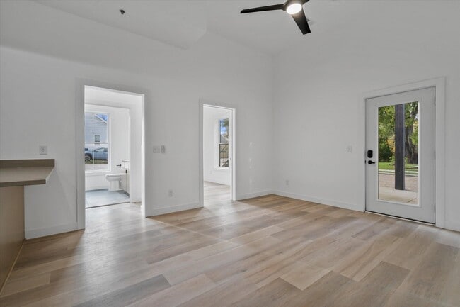 Building Photo - 308 Oak St