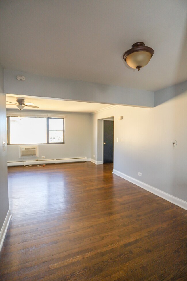 Foto del edificio - 9016 Lamon Ave