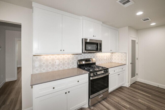 Foto del edificio - 7623 Woodford Ave