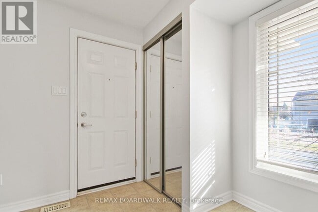 Building Photo - 393 Chapman Mills Dr