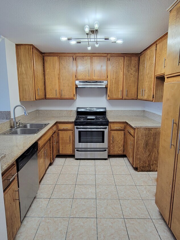 Primary Photo - 6544 Whitsett Ave