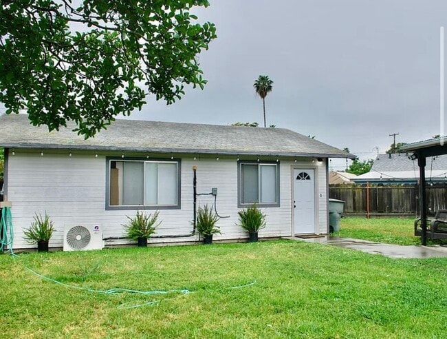 Building Photo - 1322 Grape Ave