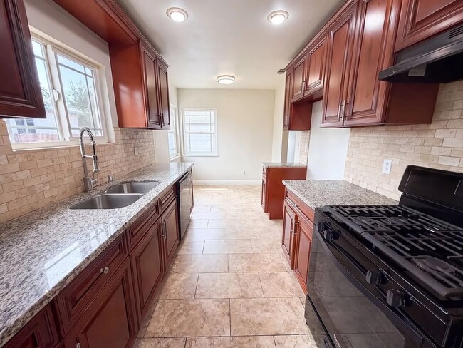 Foto del edificio - 16510 Rosemary Dr