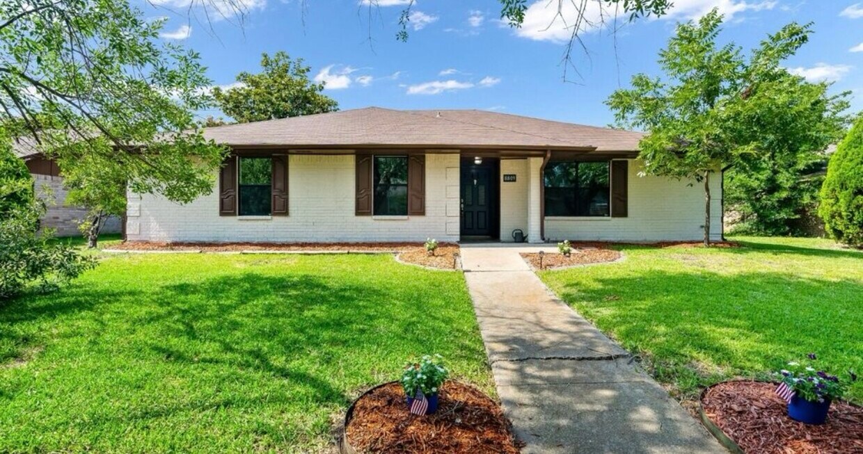 Foto principal - 8809 Deerwood Dr
