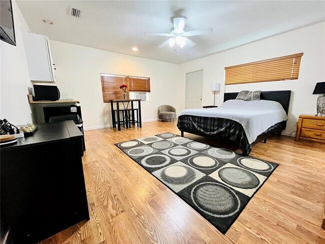 Foto del edificio - 6718 Kingswood Dr N