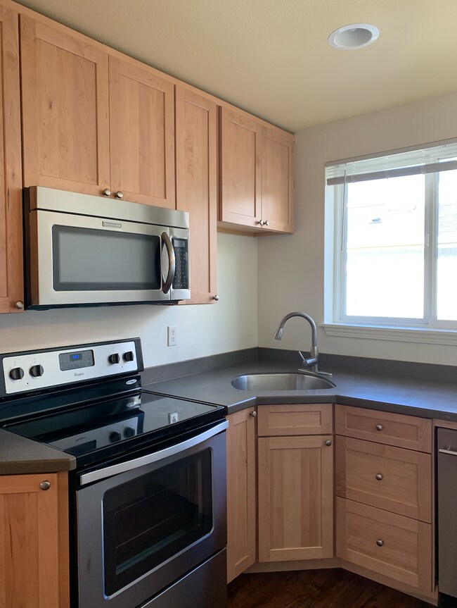 Building Photo - 2053 Gilman Dr W