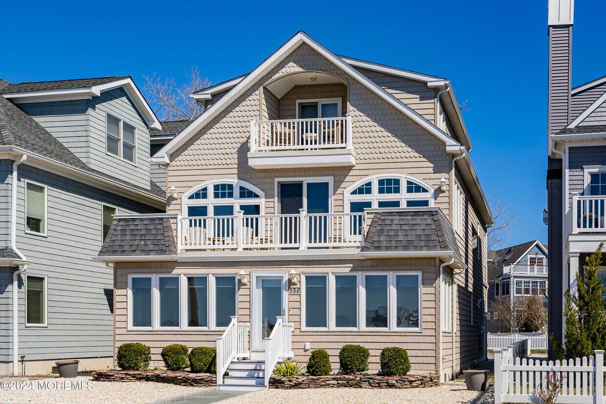 Foto principal - 556 W Riverside Dr