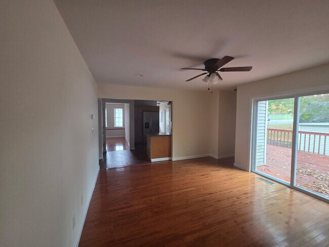 Foto del edificio - Spacious 5-Bedroom Home for Rent in Goshen...
