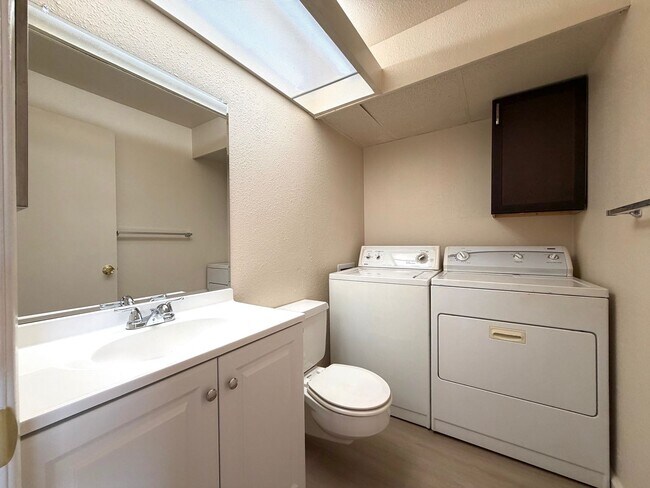 Foto del edificio - Glendale 3 Bed / 2 Bath Townhome | Two-Story Layout