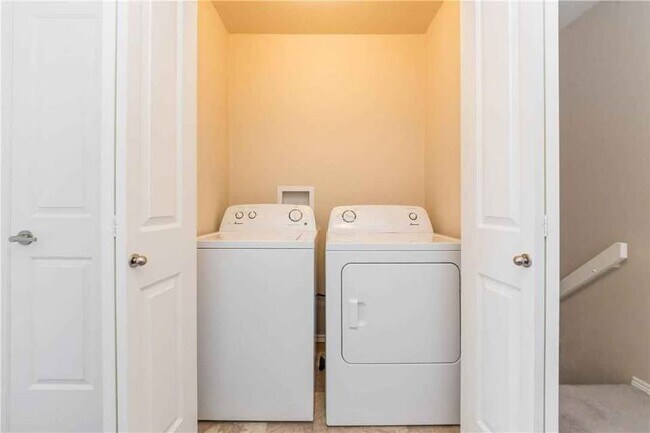 Photo du bâtiment - 156 Park E Dr