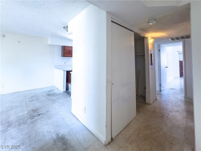 Building Photo - 25 Gold Bar Ct