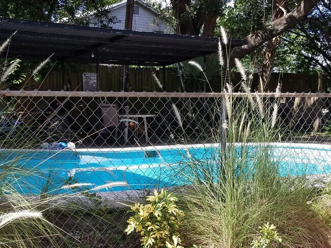 Piscina - 916 E Lime St