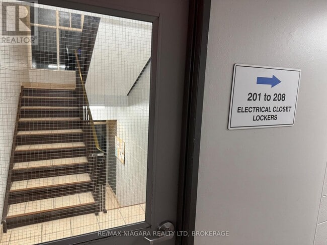 Building Photo - 242 Oakdale Ave