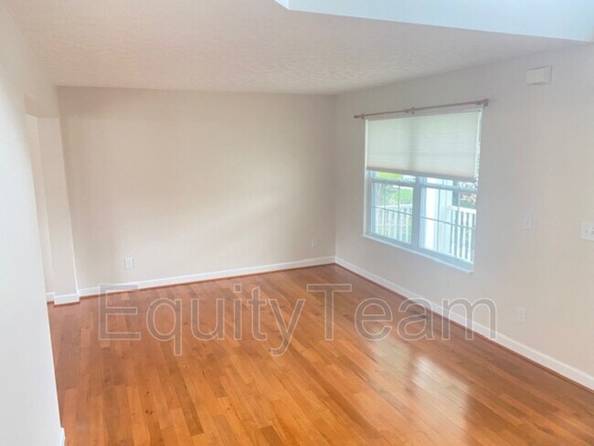 Foto del edificio - 6591 Falling Leaves Ct