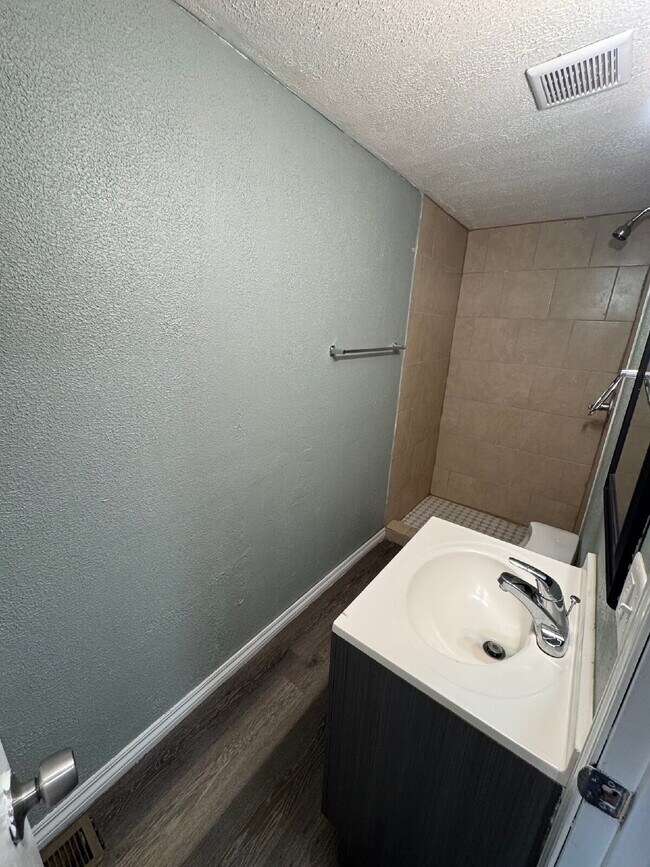 Foto del edificio - 2 Bedroom, 1 Bathroom with fenced yard, and is centrally located in Wichita Ks