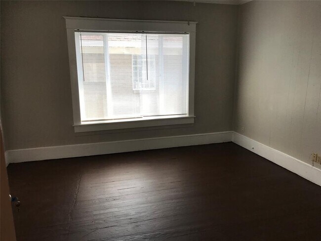 Building Photo - 1118 N Zang Blvd