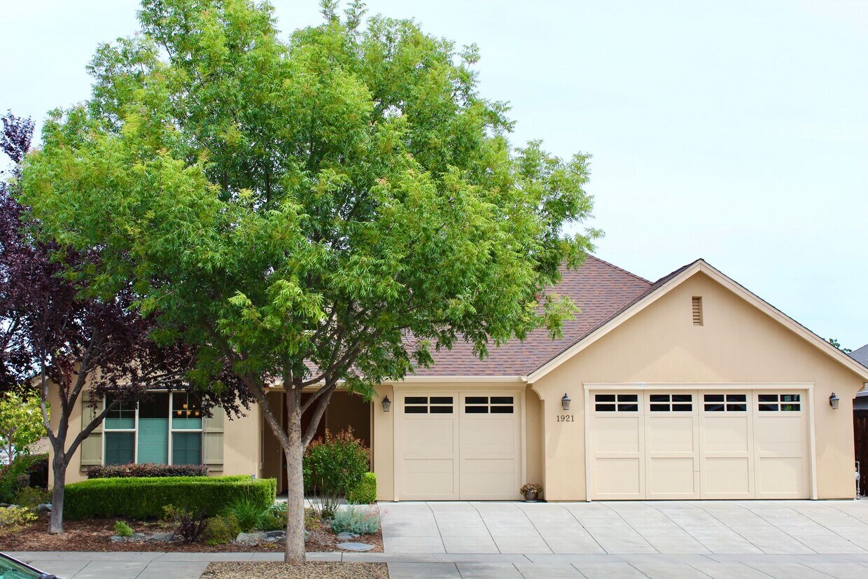 Primary Photo - 4 Bedroom 2.5 Bath 3 Car Garage!