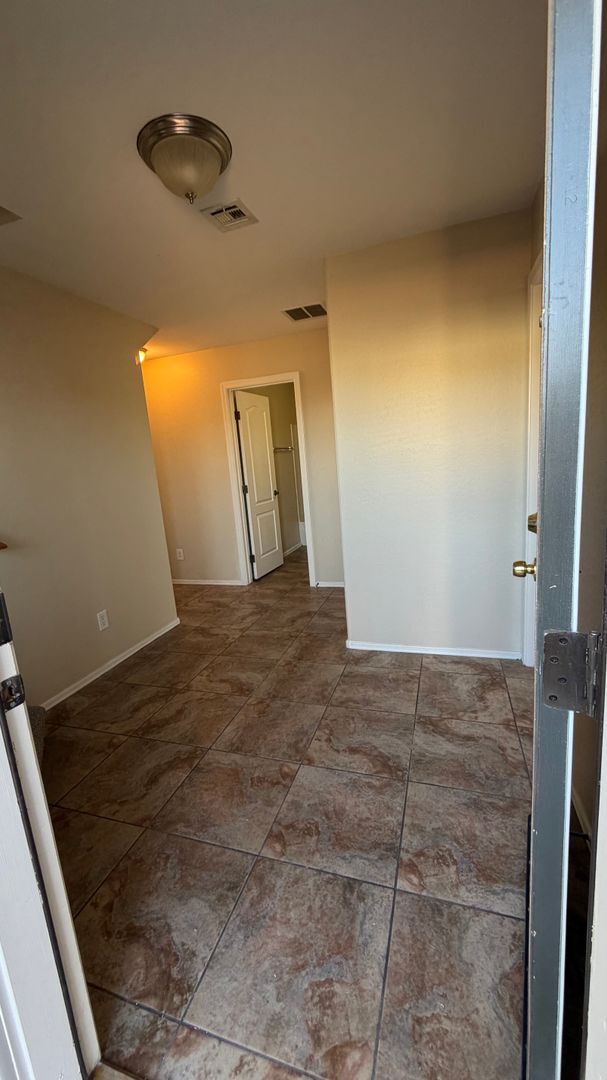 Foto del edificio - Spacious Surprise home with large backyard