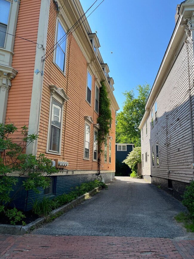 Building Photo - 8 Cushman St
