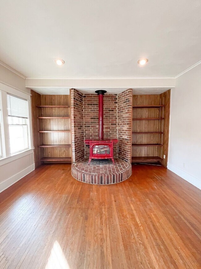 Building Photo - Charming 3 Bedroom House