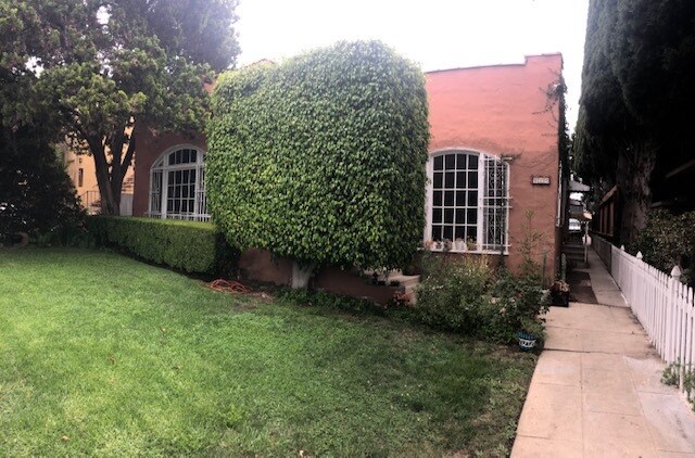 Foto del edificio - 814 N Hayworth Ave