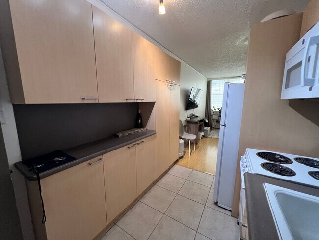 Building Photo - Ainahau Gardens fully furnished studio ava...