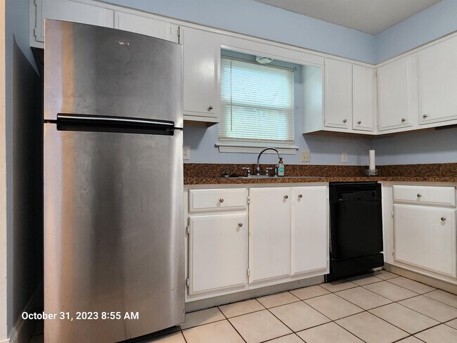Building Photo - 3383 Lakecrest Rd