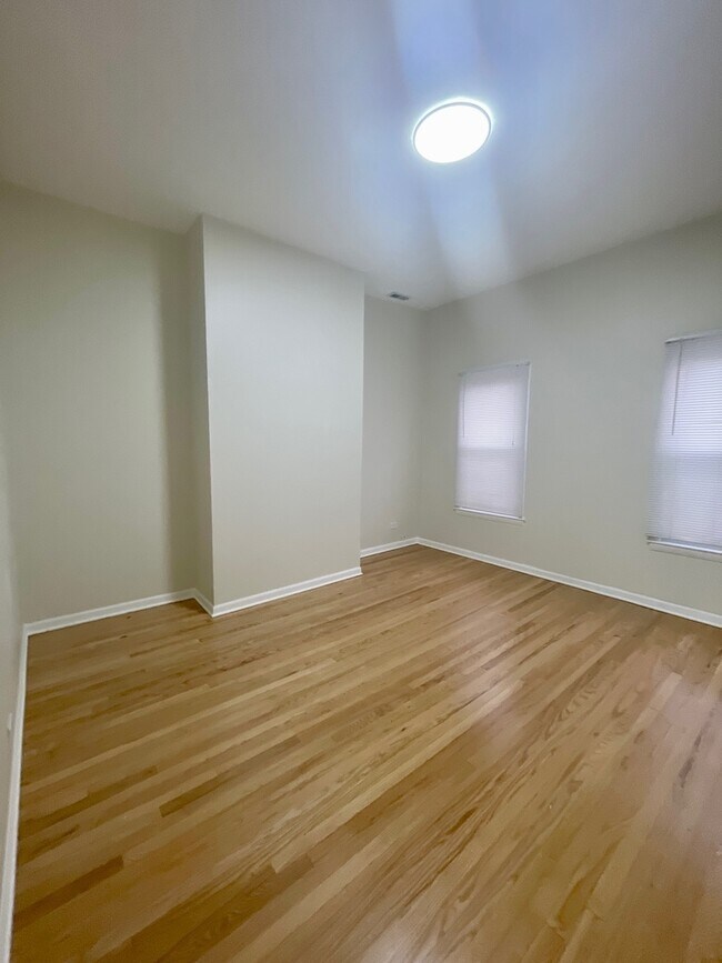 Building Photo - 746 W Wrightwood Ave