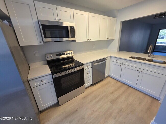 Foto del edificio - 7701 Baymeadows Cir W