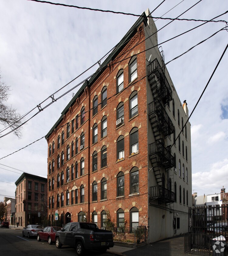 Building Photo - 601 Clinton St