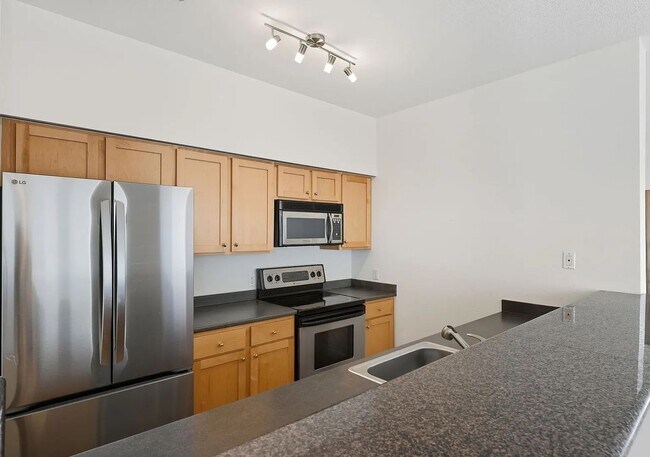Building Photo - Modern Top-Floor Condo with Stunning Seattle Views