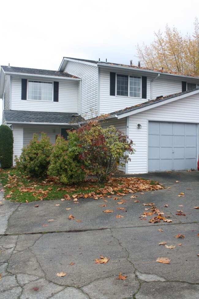 Foto del edificio - 3 bdrm, 2.5 bath, 2 car garage  (1 attached, 1 detached), Fenced yard, Minutes to Mall and I-5