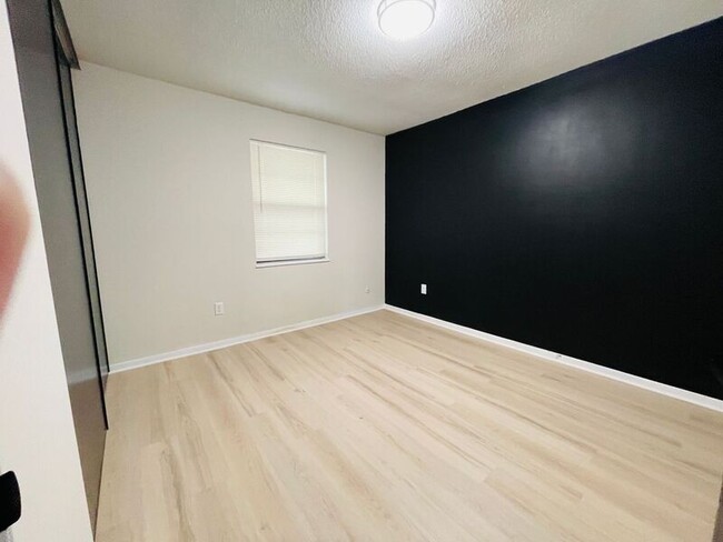 Building Photo - 1406 Magnolia W