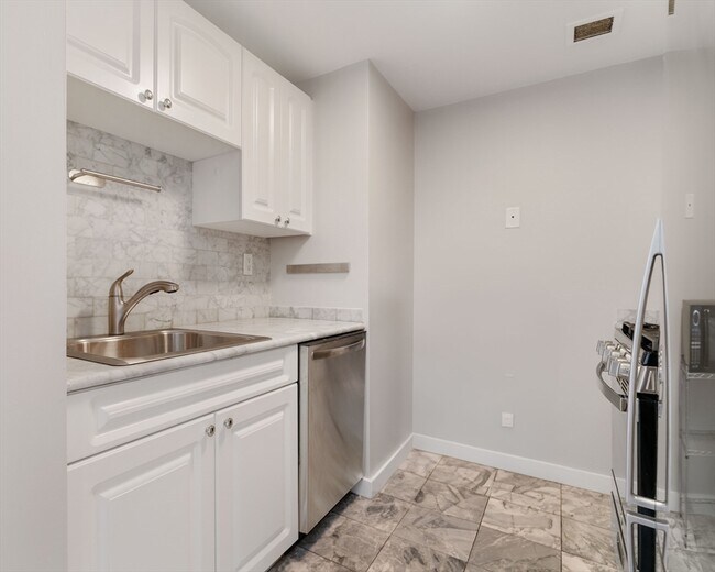 Foto del edificio - 15 N Beacon St