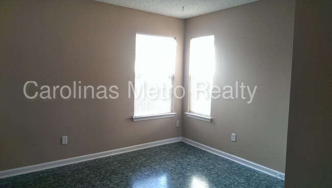 Building Photo - 13511 Willow Falls Rd