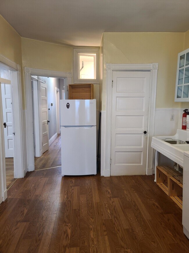 Building Photo - 450 E 6th St