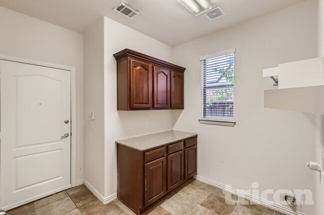 Foto del edificio - 8698 Fisher Dr