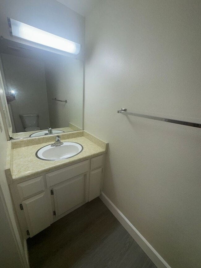 Building Photo - Cute 2 Bedroom