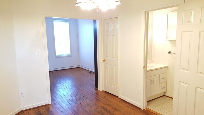 Building Photo - Charming townhouse in Downtown Frederick a...