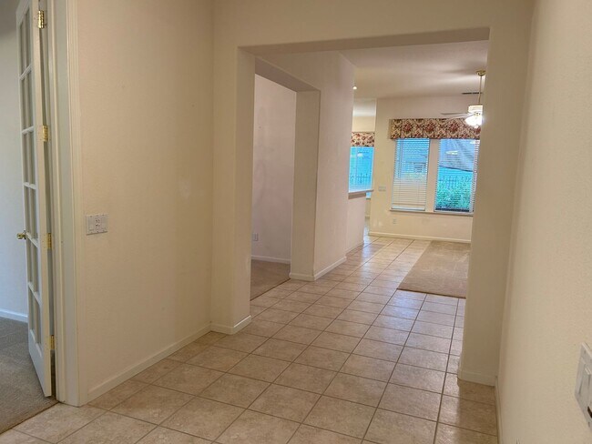 Building Photo - Spacious Single Story 2 Bed 2.5 Bath Home