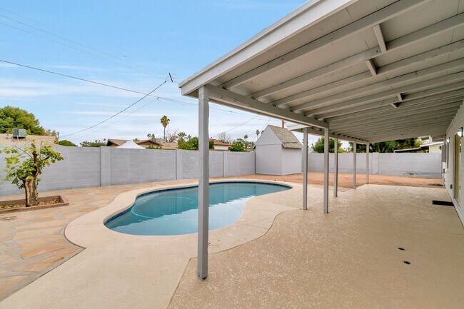 Building Photo - Prime ASU-Area Property: 6-Bedroom Pool Home with 2-Car Garage