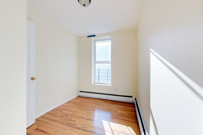 Foto del edificio - 106 Rockaway Ave