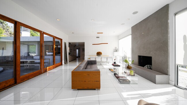 Building Photo - 2044 Coldwater Canyon Dr