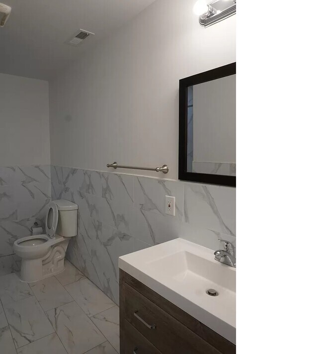 Hall bath - 4945 Chestnut St